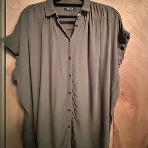 Madewell Women’s khaki green button down shortsleeved shirt